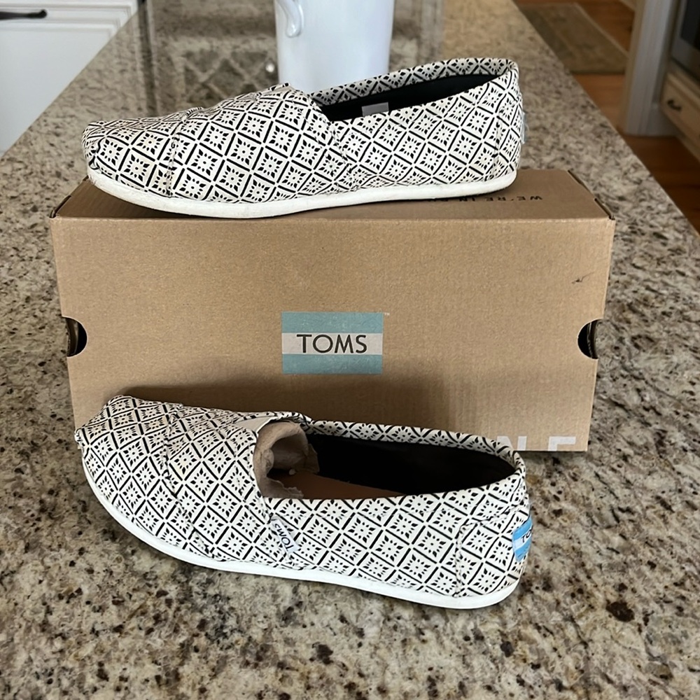Toms canvas vintage tile flat. Size 71/2